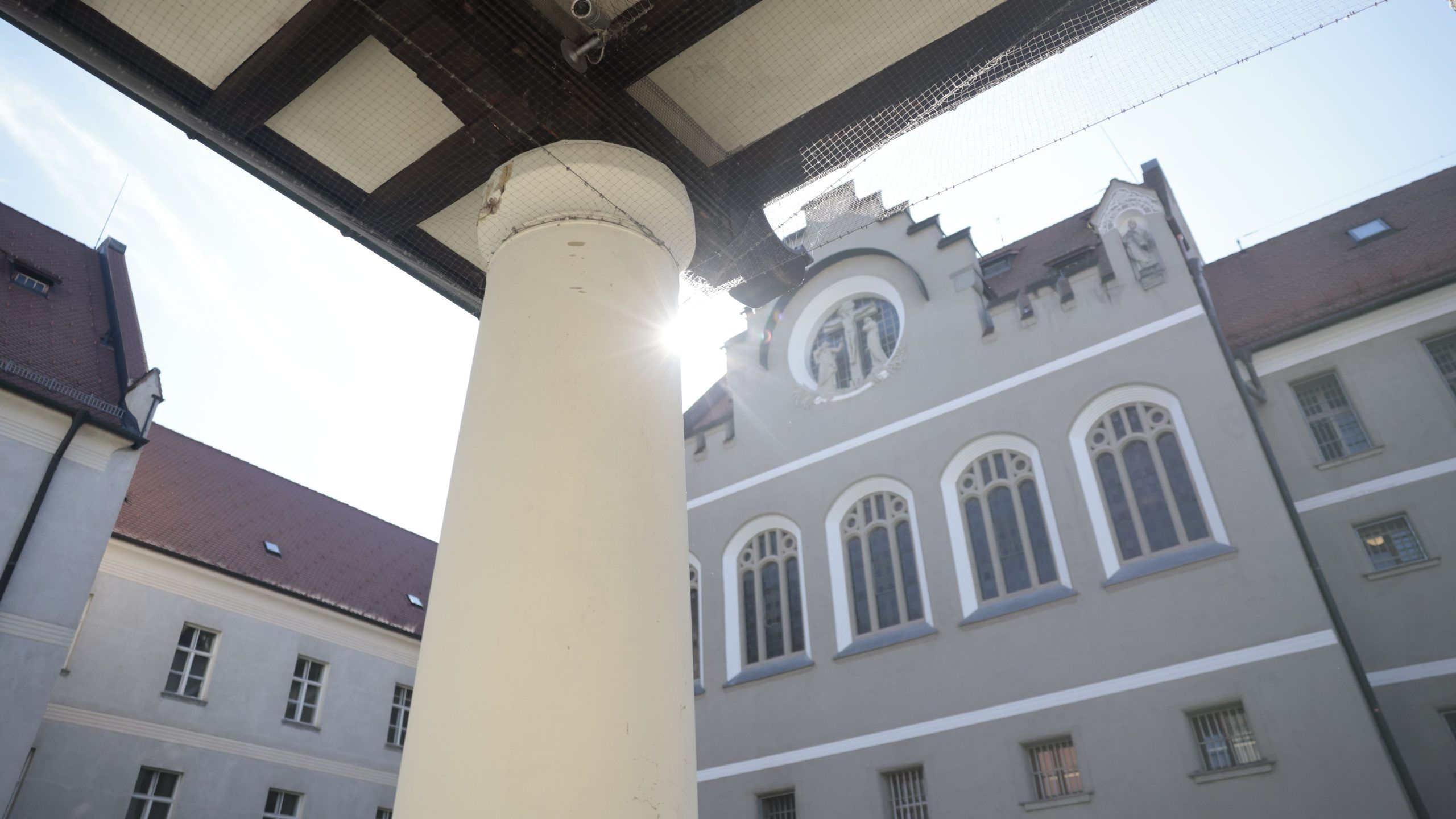 Angeklagte werden aus Haft vorgeführt Zwei Männer, Jahrgang 2004 und 1988, sollen 2023 mit andern Mittätern sieben Personen in Vorarlberg und Österreich Geld und Wertgegenstände abgenommen haben. Den Opfern wurde am Telefon erklärt, dass ein Polizeibeamter aus Sicherheitsgründen ihre Wertgegenstände in Verwahrung übernehmen würde. Landesgericht, Schwurgerichtssaal