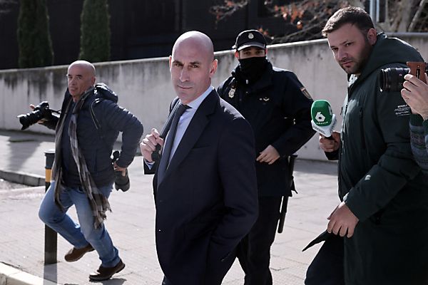 Milde Strafe für Rubiales in Spaniens Kuss-Affäre