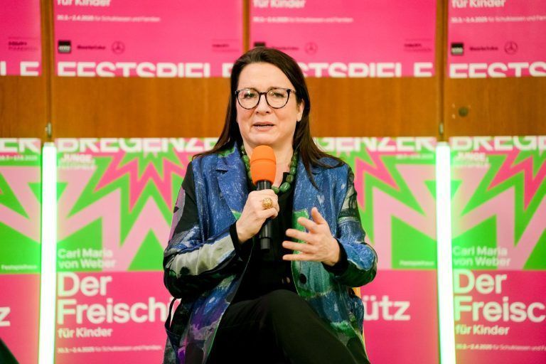 Der Schulhof kommt auf die Opernbühne