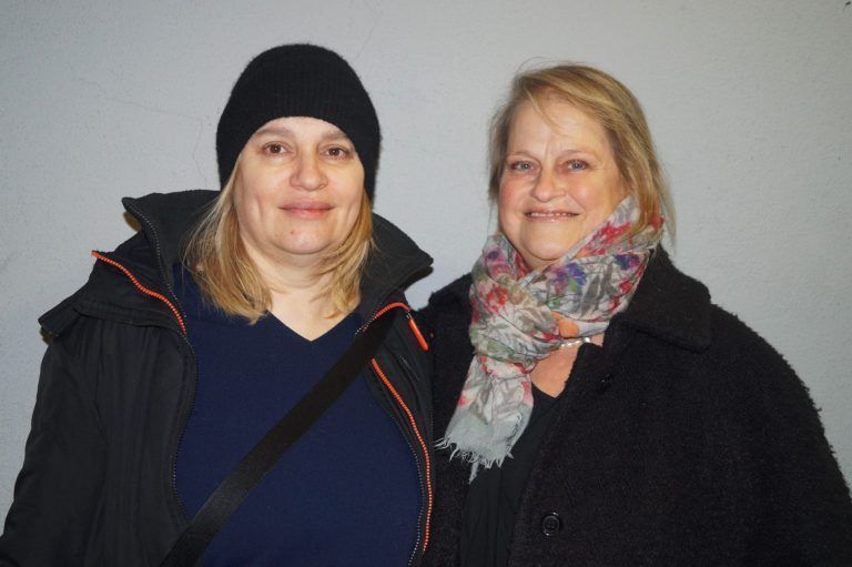 Premiere Gott ist drei Frauen