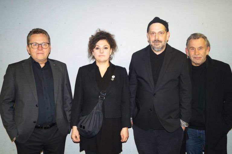 Premiere Gott ist drei Frauen