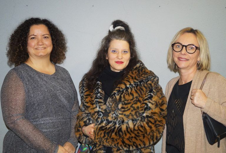 Premiere Gott ist drei Frauen