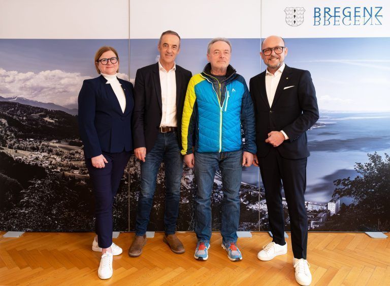 Annette Fritsch (Stadträtin für Wohnungsangelegenheiten), Hans-Peter Lorenz (Geschäftsführer VOGEWOSI), Bernhard Albrecht (Gebäude- und Wohnungsinstandhaltung VOGEWOSI) und Michael Ritsch (Bürgermeister