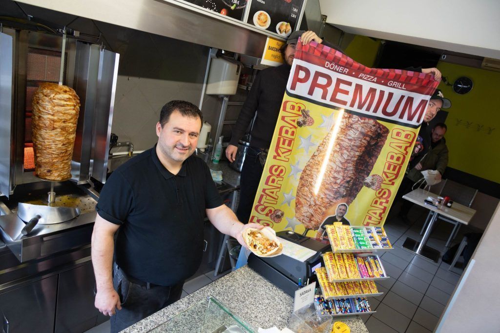 Kunst oder Reklame? Bregenzer Flaggen-Affäre mündet in kostenlosem Kebab