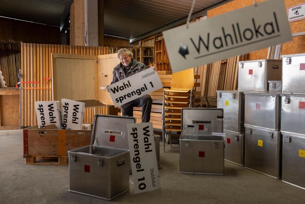 Er ist für den Aufbau der Wahllokale verantwortlich