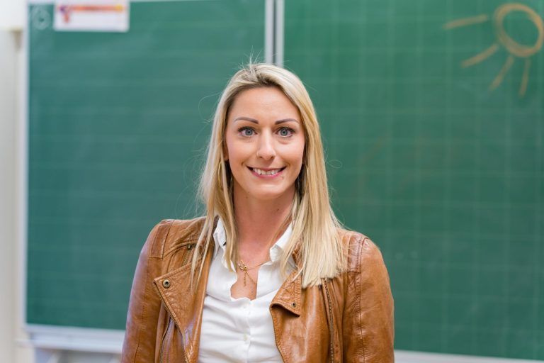 Sie ist Direktorin von drei Schulen