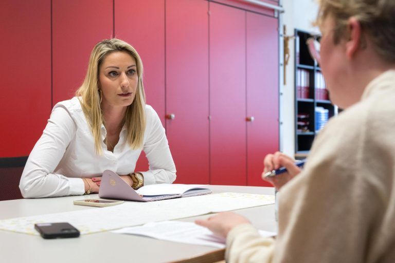 Sie ist Direktorin von drei Schulen