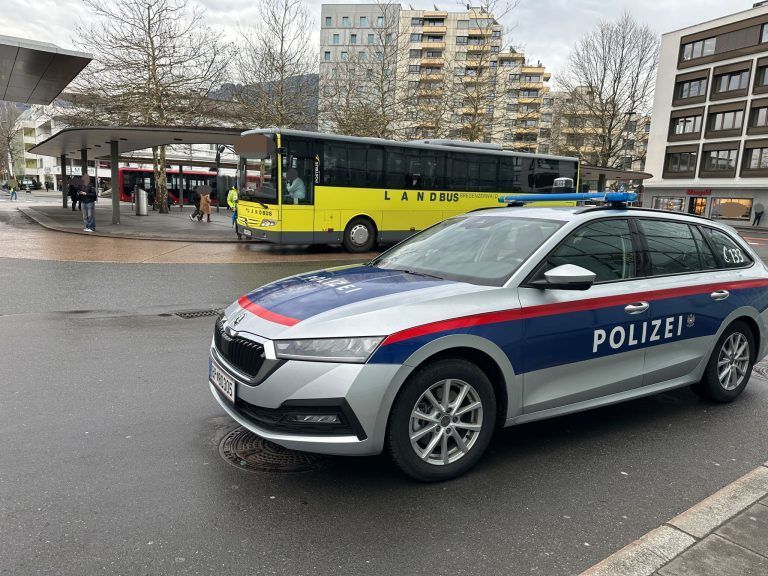 Polizeieinsatz am Dornbirner Bahnhof - Mann schlug Höhe Hausnummer 28 mit Armprothese auf Kontrahenten ein (Achtung: Nicht alle Bilder verpixelt)