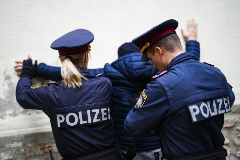 Wolfurt: Im Rausch Auto beschädigt und Polizisten verletzt – verurteilt