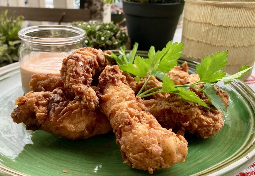Saftiges Fried Chicken mit Dip