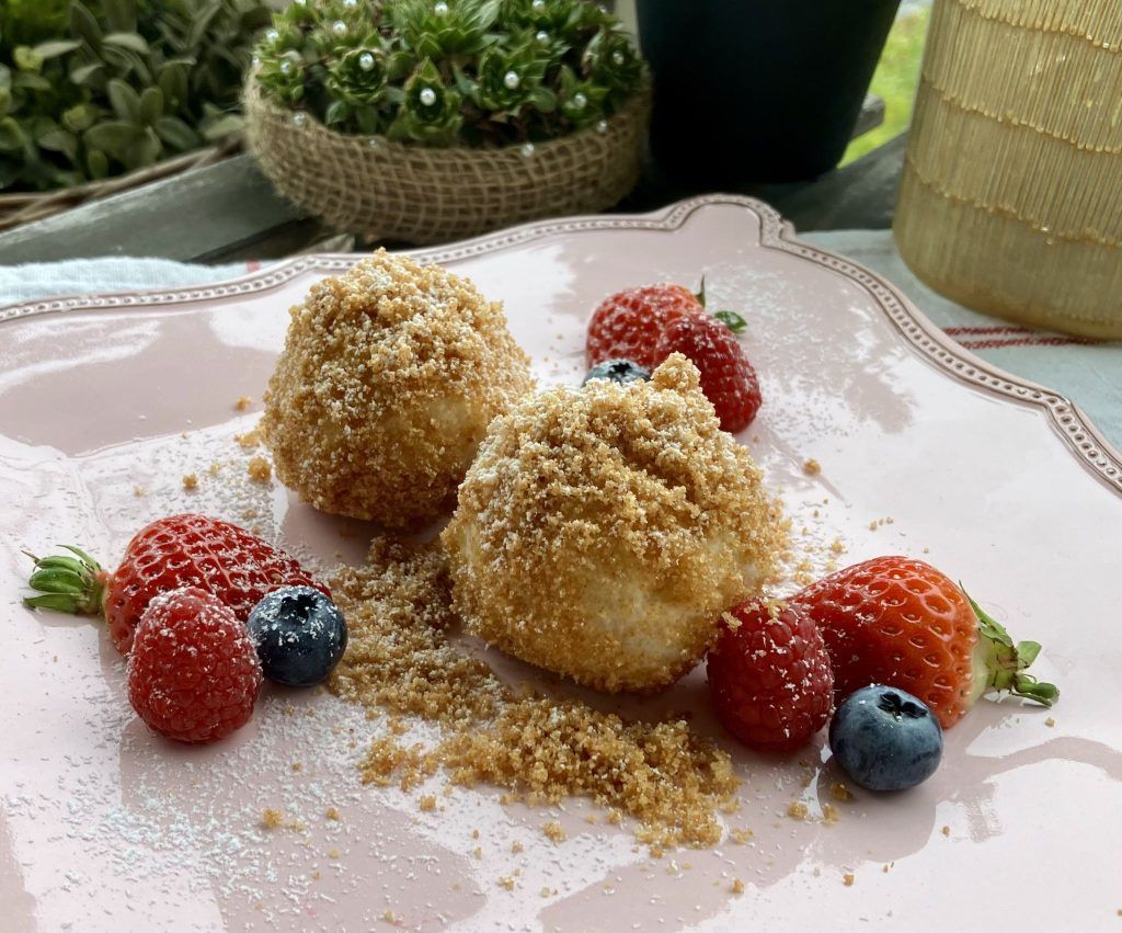Topfenknödel mit frischen Beeren