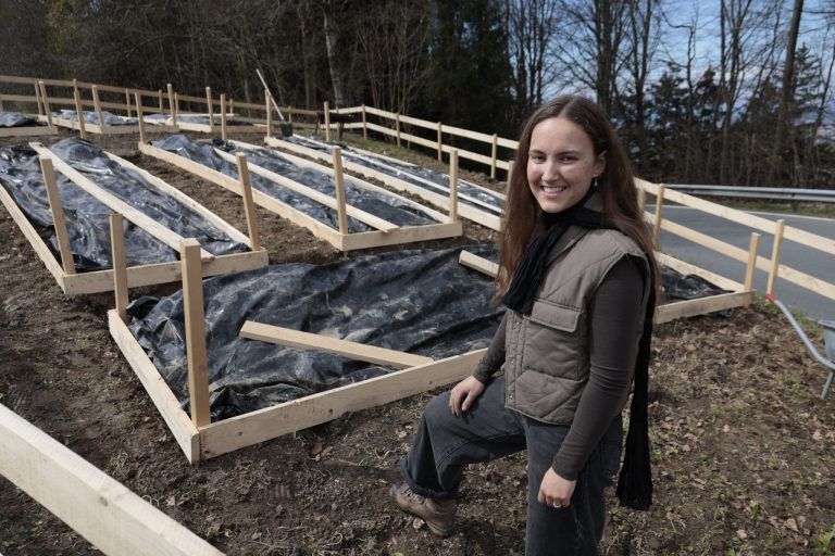 Wo im April noch eine Baustelle war, können jetzt Blumen gepflückt werden