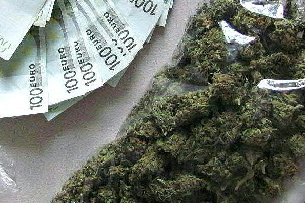 Angeklagter hatte fünf Kilo Drogen und 78.000 Euro im Auto