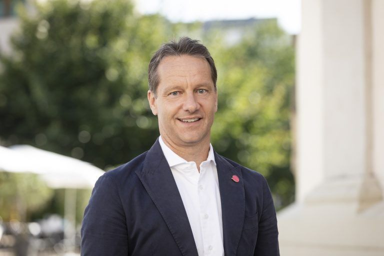 Neos, Garry Thür