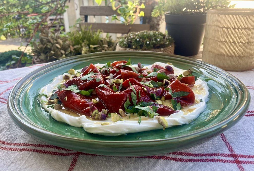 Marinierte Grillpaprika auf Labneh