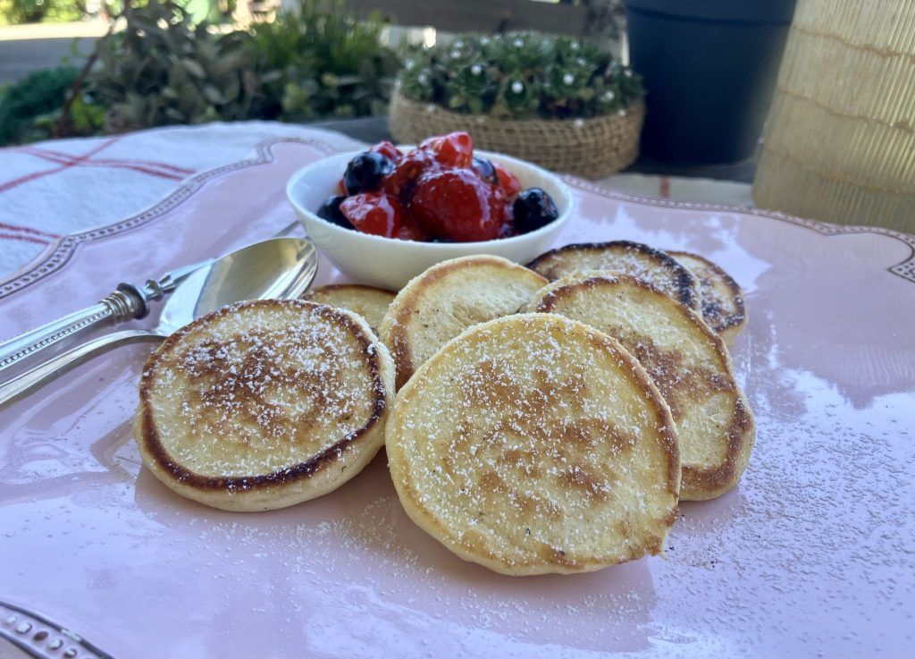 Fluffige, kleine Pancakes mit Beeren