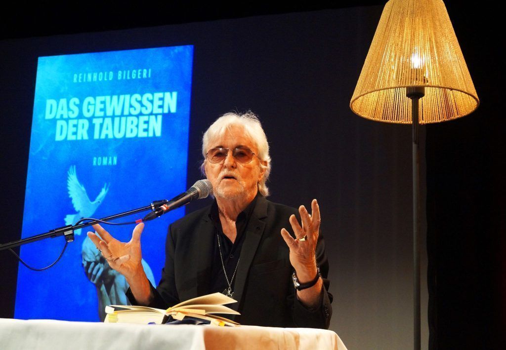 Eine Kombination aus Film, Musik und Literatur