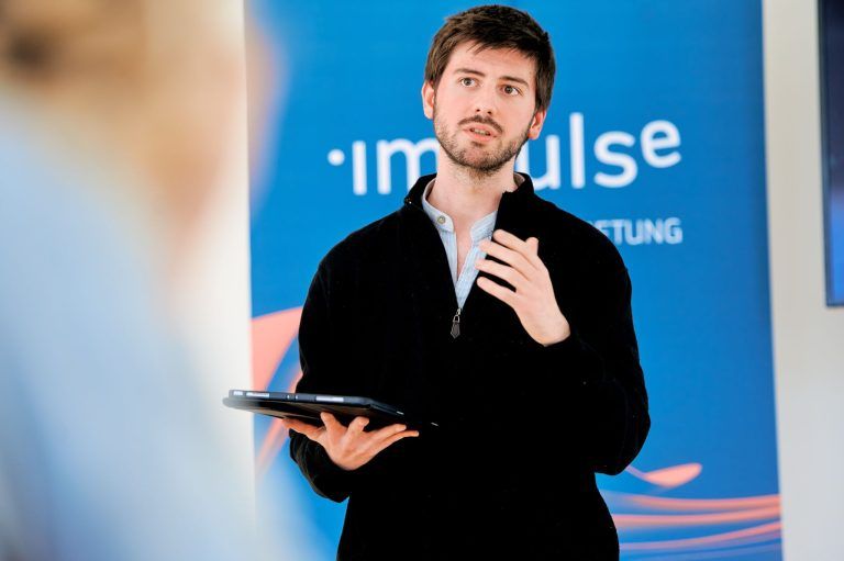 Raul Campos präsentiert das Projekt beim Pitch vor dem Beirat der impulse Privatstiftung