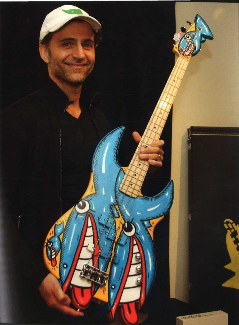 Dweezil Zappa mit einer Gitarre von Helmut King