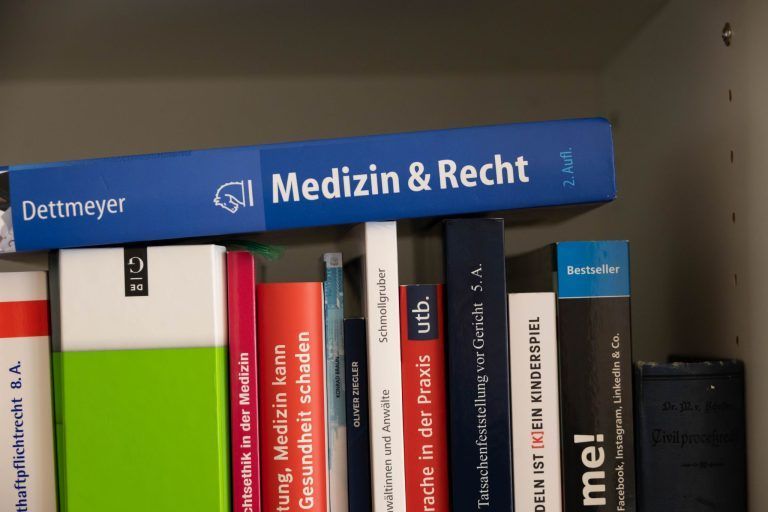 Ein vergiftetes Baby, eine zerstörte Niere, eine nicht notwendige OP: Drei Fälle mit Anwalt Patrick Beichl