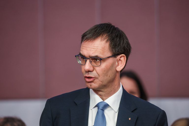 Sozialkürzungen: Wallner nimmt die Träger in die Pflicht
