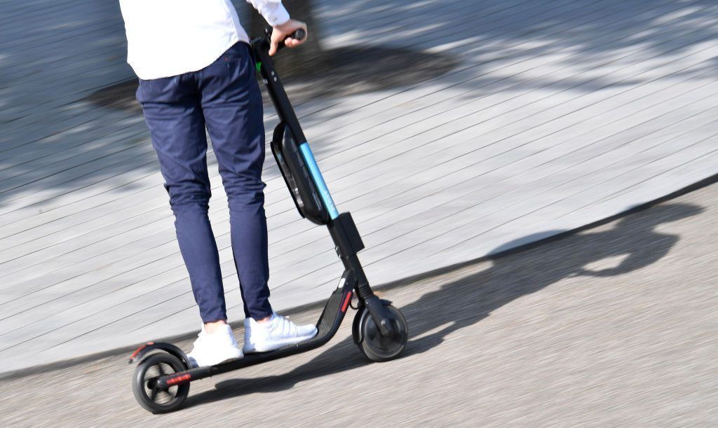 Jugendliche versuchten E-Scooter zu stehlen: Geldstrafe