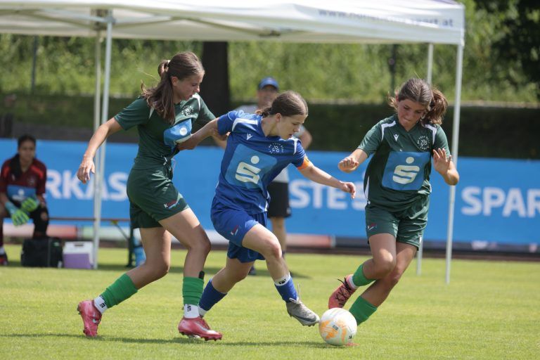 Mädchen am Ball: Talente im Herrenried