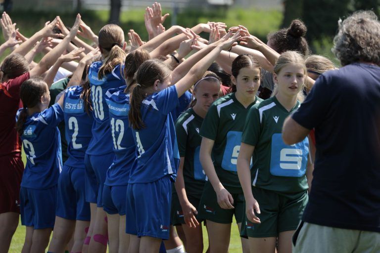 Mädchen am Ball: Talente im Herrenried