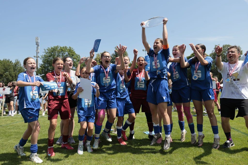 Mädchen am Ball: Talente im Herrenried