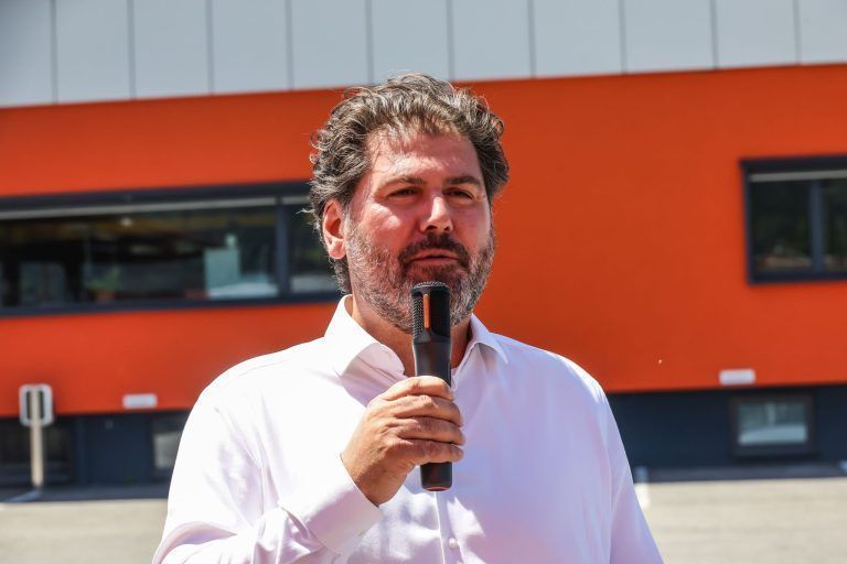 Grüner Strom trifft orange Logistik