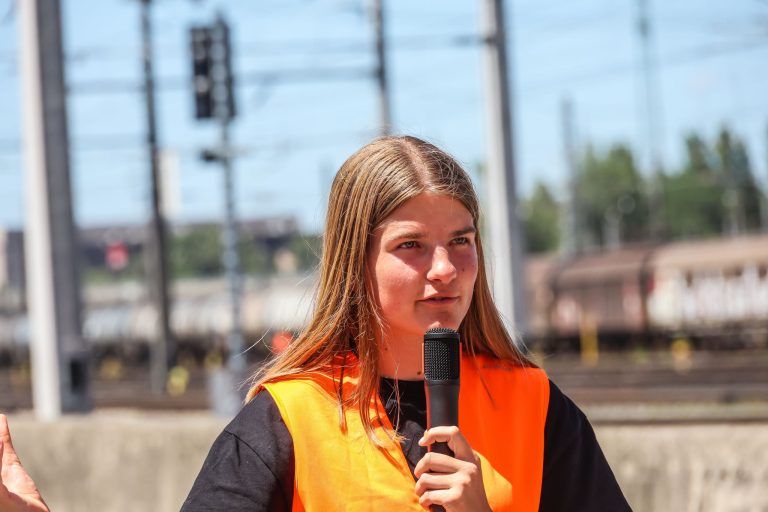 Grüner Strom trifft orange Logistik