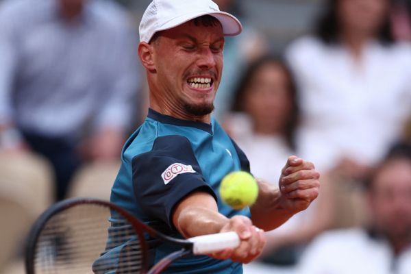 Misolic nach Abwehr von Matchbällen in Wimbledon weiter