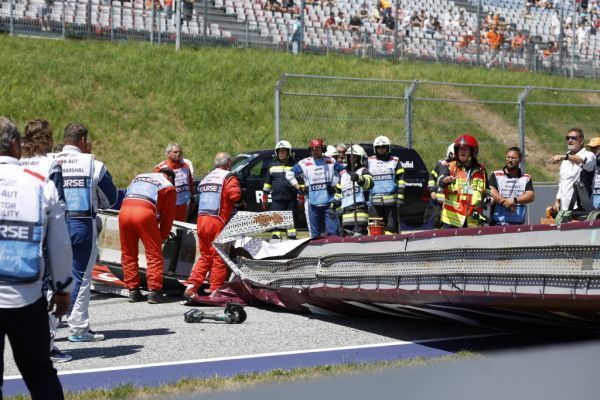 Laster reißt Werbebrücke auf Strecke -GP-Rennstart pünktlich