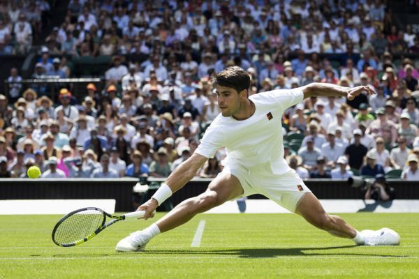 Alcaraz mit einiger Mühe in zweiter Wimbledon-Runde