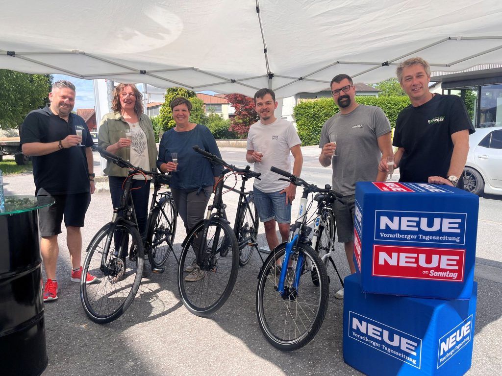 Strahlende Sieger beim Fahrrad-Gewinnspiel der NEUE
