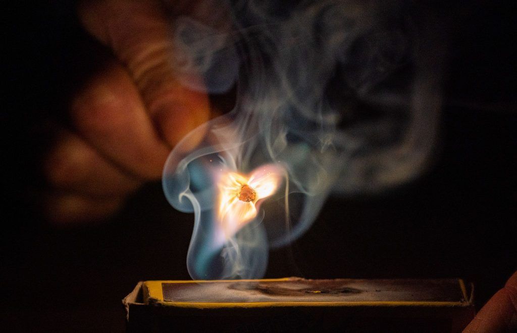 Ein Feuer gelöscht im Brandstiftungsprozess