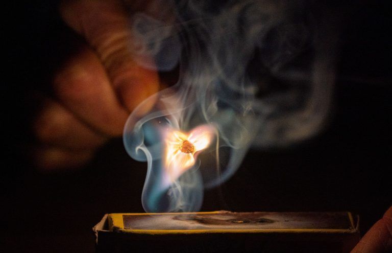 Ein Feuer gelöscht im Brandstiftungsprozess