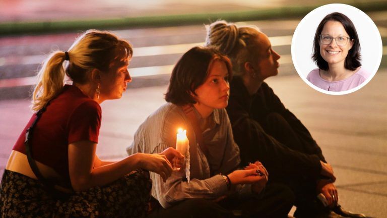 Trauernde Jugendliche in Graz. Eingeblendet das Porträt von Psychologin Veronika Burtscher-Kiene