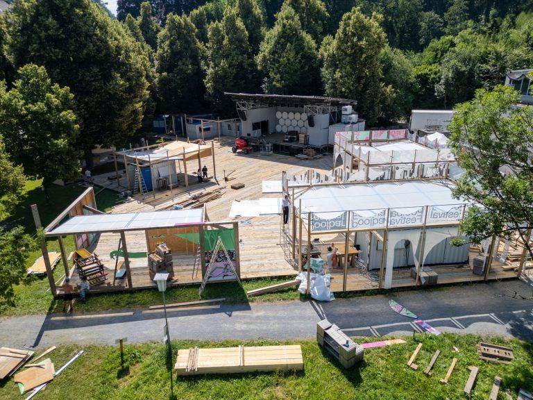 So arbeiten 40 junge Menschen am Aufbau des Poolbar-Festivals