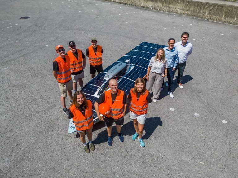 Grüner Strom trifft orange Logistik