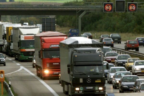 NEOS werfen der ÖVP Blockade bei Lkw-Mauterhöhung vor