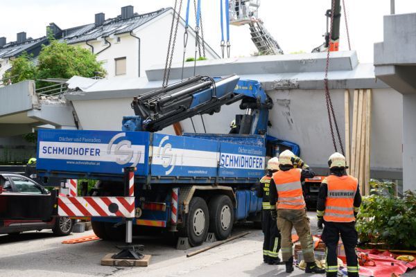 Zustand verletzter Lkw-Insassen nach Brückeneinsturz stabil