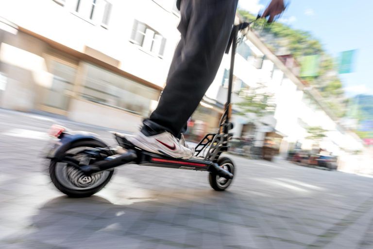 E-Scooter und E-Bikes: Mit diesen Tipps sind Sie sicher unterwegs