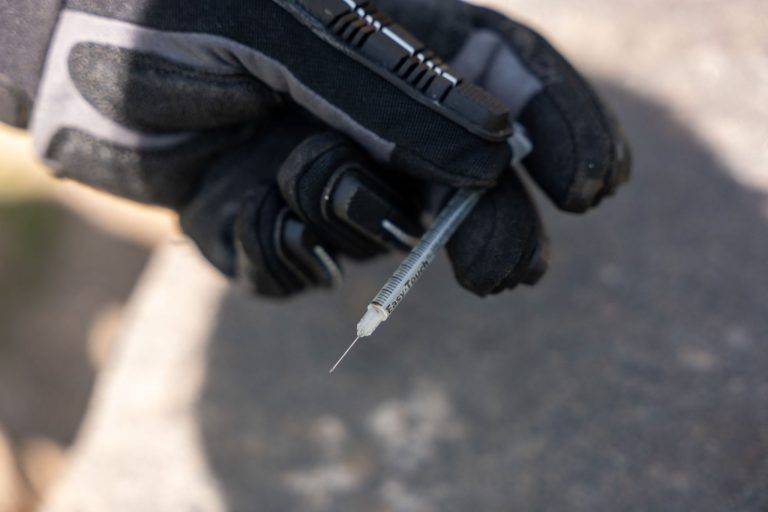 US-OUTREACH-WORKERS-CLEAN-UP-DRUG-USE-NEEDLES-IN-BRONX-PARK