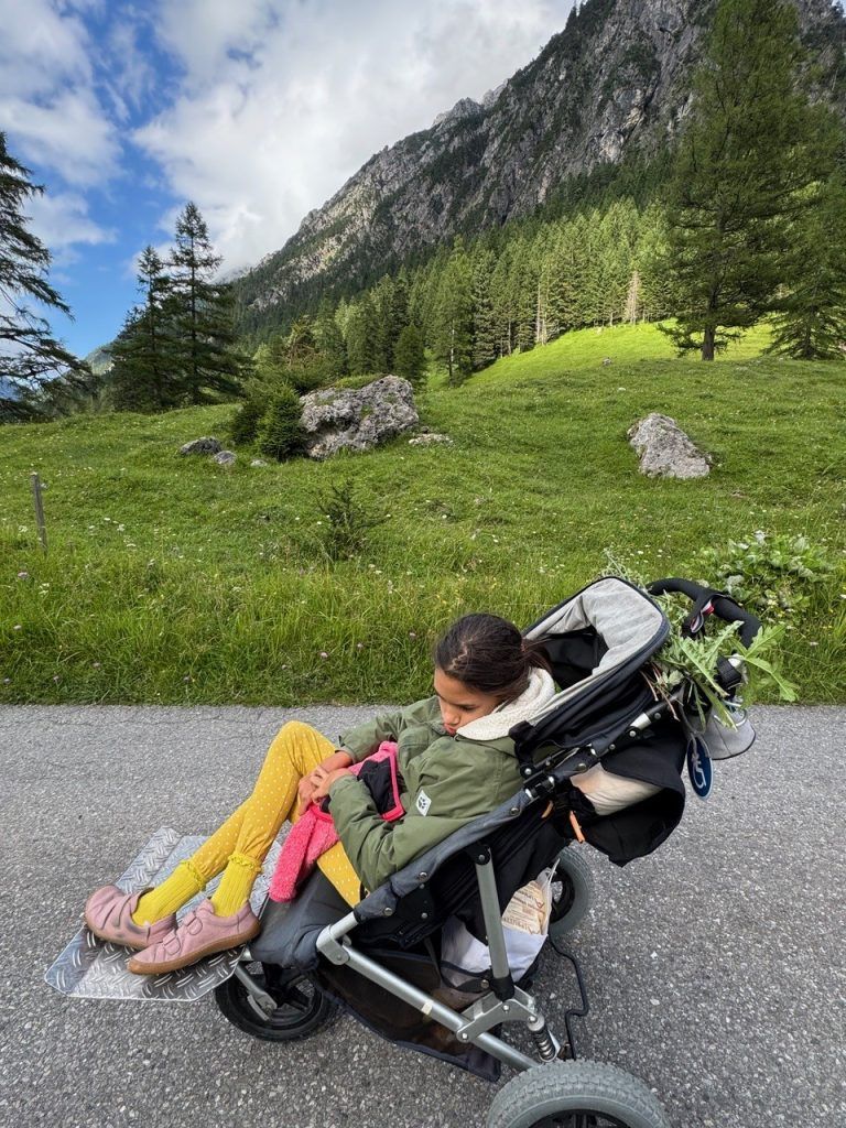 Ella benötigt einen Spezialbuggy für mehr Mobilität
