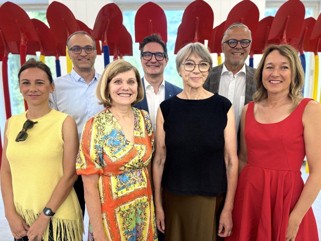 Stoff trifft Latex: Carmen Pfanner zeigt vielschichtige Kunst