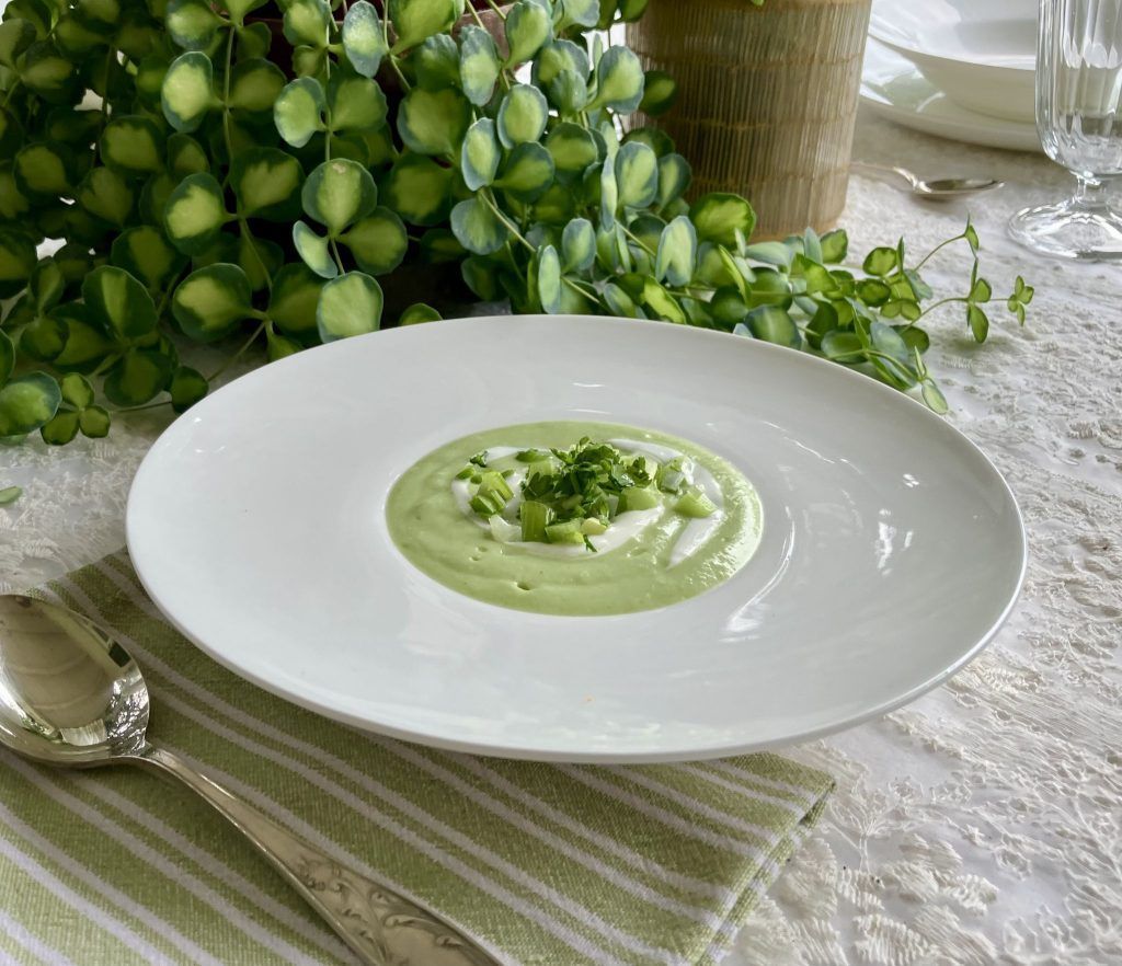 Eisgekühlte Gurken-Avocadosuppe