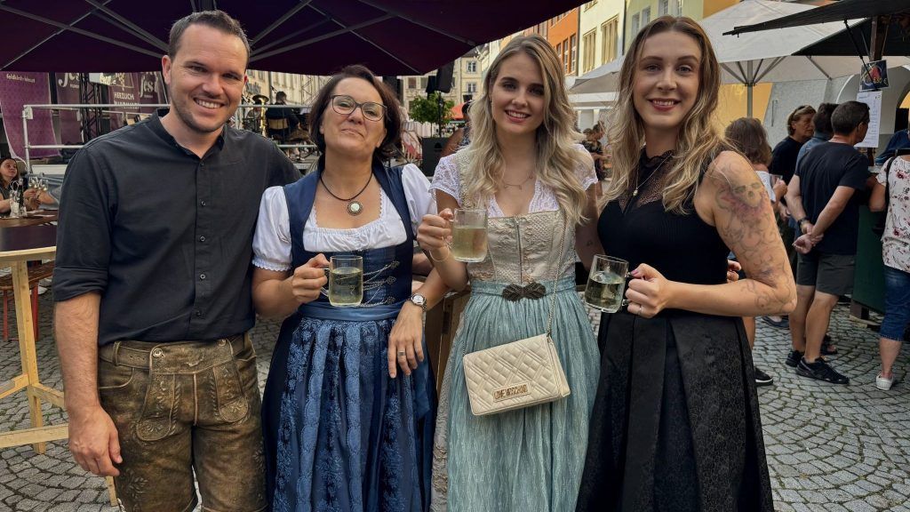 Dirndl trifft Lederhose auf dem Feldkircher Weinfest
