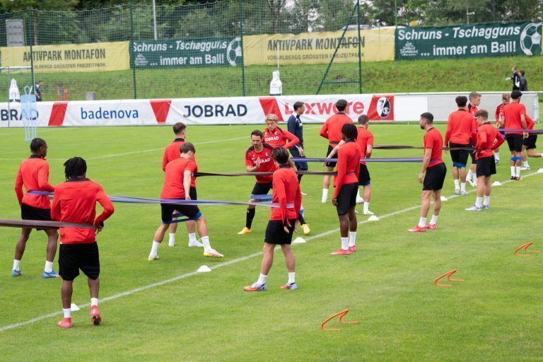 Freiburger Heimspiel vor Schrunser Bergkulisse