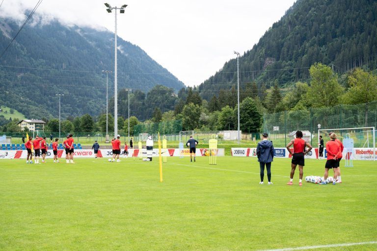 Freiburger Heimspiel vor Schrunser Bergkulisse